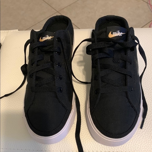 Nike Black Canvas Sneakers - Picture 1 of 5